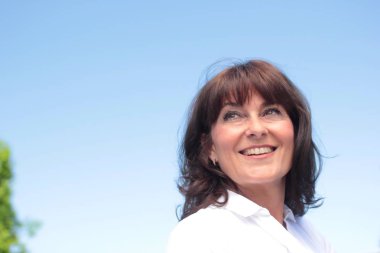 güzel bir kadın parkta poz