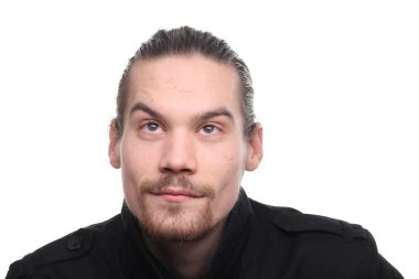 Beyaz genç adam hakkında bir şey düşünüyor