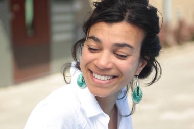 Açık havada gülümseyen güzel Afro-Amerikan kadın