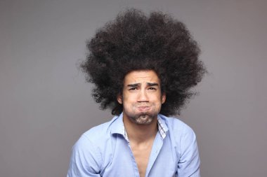 Beyaz arka plan üzerinde memnun