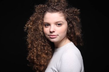 Güzel beyaz kadın ciddi