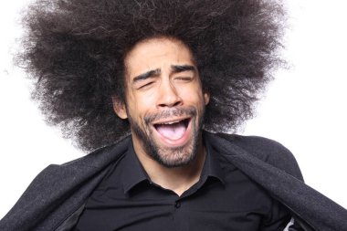 Siyah işadamı poz çığlık