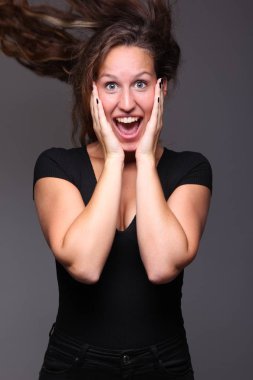 Güzel beyaz kız şaşırır