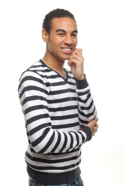 Siyah adam poz gülümseyen