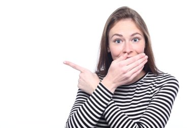 Beyaz kız bir şey işaret ediyor