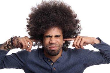 Siyah adam beyaz arka plan üzerinde kulakları kapsayan 