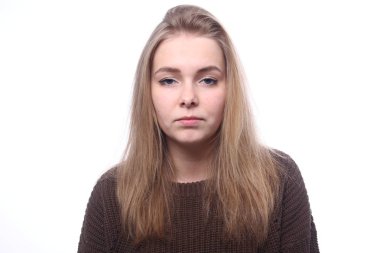 Güzel beyaz kadın ciddi