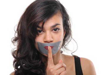 Onun ağzına viski ile güzel bir Afro-Amerikan kadın