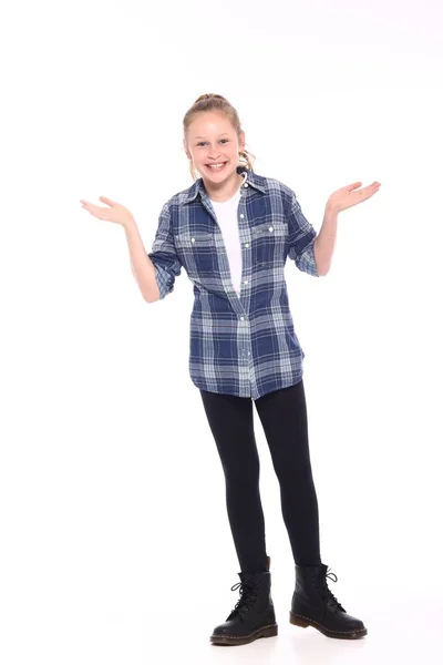 Menina Bonita Está Sorrindo — Fotografia de Stock