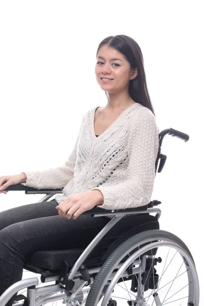 坐在轮椅上的年轻亚洲女人面带微笑 — 图库照片