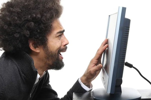 Zwarte Man Met Behulp Van Een Computermonitor — Stockfoto