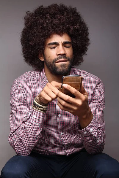 黑色的人使用手机在白色背景 — 图库照片