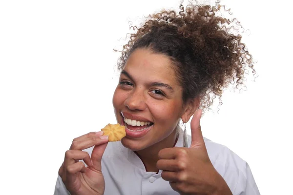 Femme Noire Manger Cookie Montrant Signe — Photo