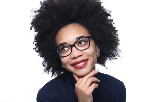 Mulher Afro Americana Bonita Está Sorrindo — Fotografia de Stock