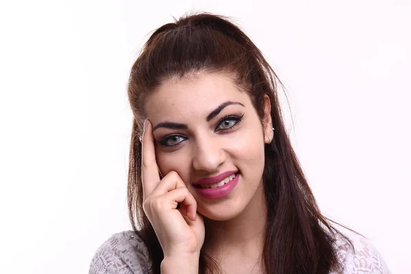 Jovem Árabe Mulher Está Sorrindo — Fotografia de Stock