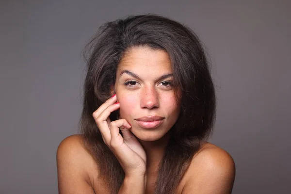 Schöne Schwarze Frau Posiert Studio — Stockfoto