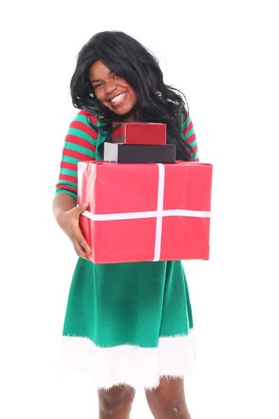 Schöne Afroamerikanische Frau Mit Weihnachtsgeschenken — Stockfoto