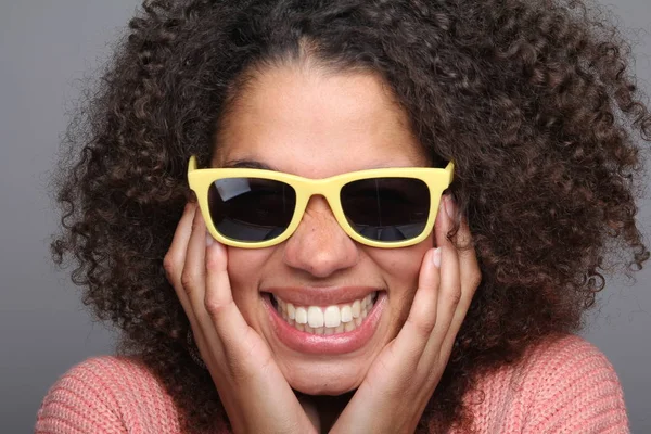 Счастливая Черная Женщина Очках — стоковое фото