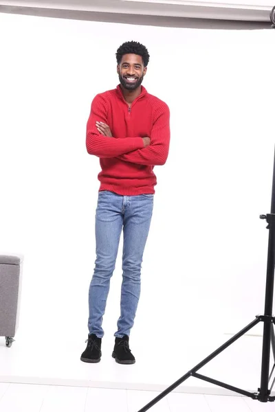 Feliz Hombre Negro Posando Estudio —  Fotos de Stock