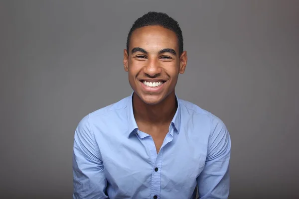 Sorrindo Homem Negro Posando — Fotografia de Stock