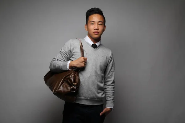 Çantalı Asyalı Genç Adam — Stok fotoğraf