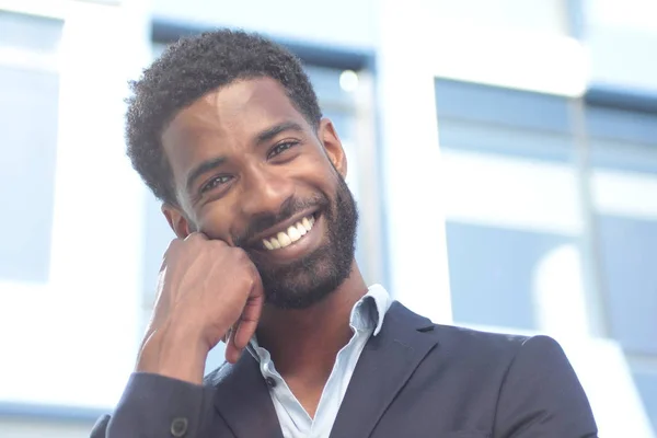 Sonriente Hombre Negocios Negro Aire Libre —  Fotos de Stock