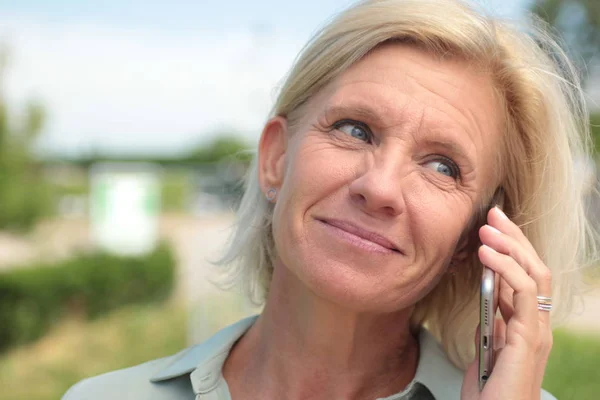 Стара Біла Жінка Говорить Мобільному Телефоні — стокове фото