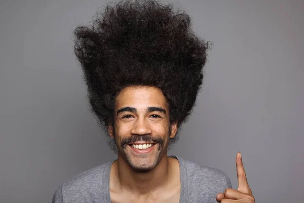 Homem Negro Feliz Com Cabelo Grande — Fotografia de Stock