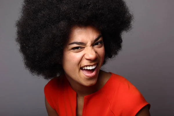 Mulher Afro Americana Bonita Está Gritando — Fotografia de Stock