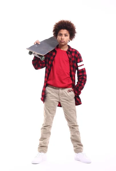 Piccolo Ragazzo Nero Con Skateboard — Foto Stock