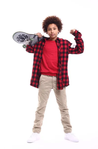 Petit Garçon Noir Avec Skateboard — Photo