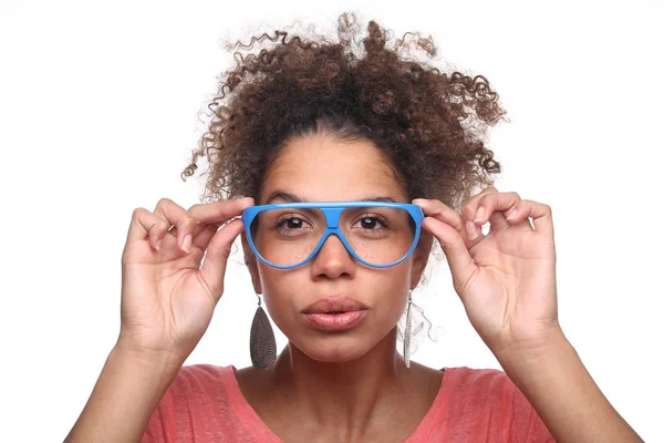 Schwarze Frau Posiert Mit Brille — Stockfoto