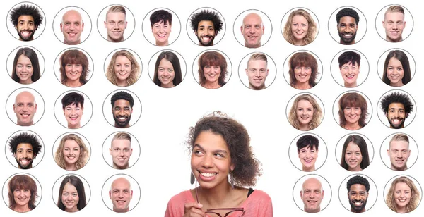 Glimlachend Afro Amerikaanse Vrouw Achtergrond Van Iconen Met Mensen Gezichten — Stockfoto