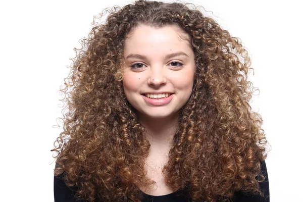 Güzel beyaz kız gülümsüyor