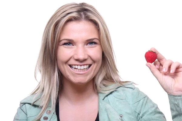 Hermosa Chica Caucásica Comiendo Fresa — Foto de Stock