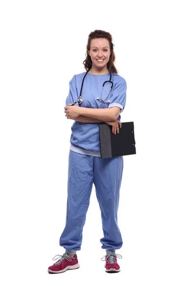 白种人女医生 身穿听诊器和剪贴板的医疗制服 — 图库照片