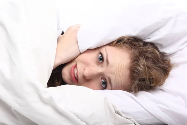 Menina Bonita Está Deitada Cama Chateada — Fotografia de Stock