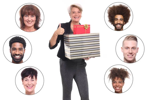 Volwassen Vrouw Met Geschenken Set Van Interraciale Mensen — Stockfoto