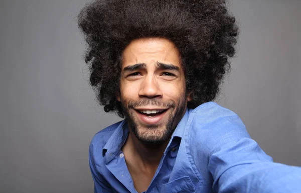Meglepett Fekete Ember Nagy Hajjal — Stock Fotó