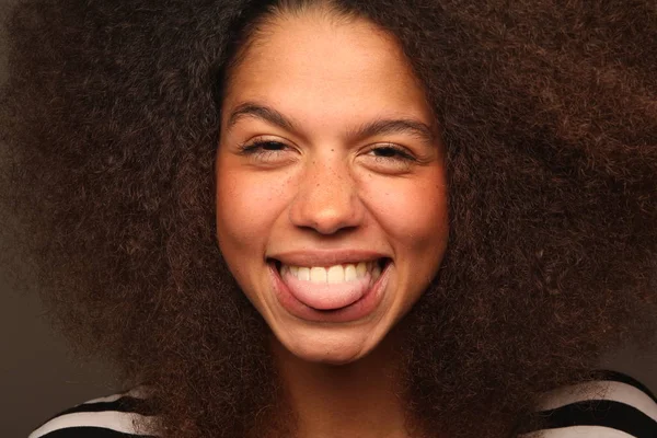 幸せ黒人女性示す舌 — ストック写真