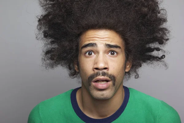 Surpreendido Homem Negro Com Cabelo Grande — Fotografia de Stock