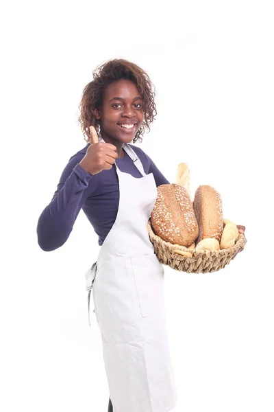 Vacker Afro American Kvinna Håller Korg Med Olika Bröd — Stockfoto