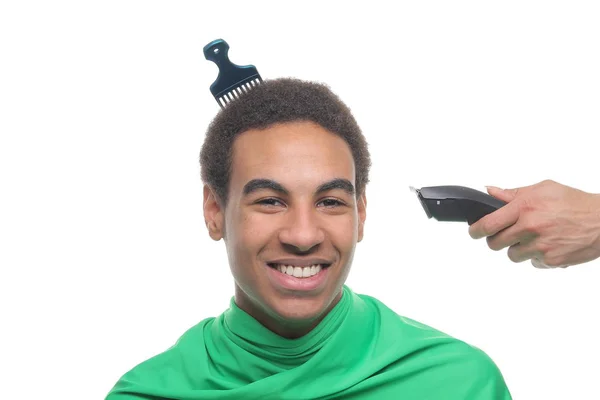 Zwarte Man Snijdt Haar Onder Clipper — Stockfoto