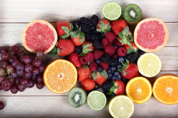 Conjunto Frutas Bagas Fundo Madeira — Fotografia de Stock