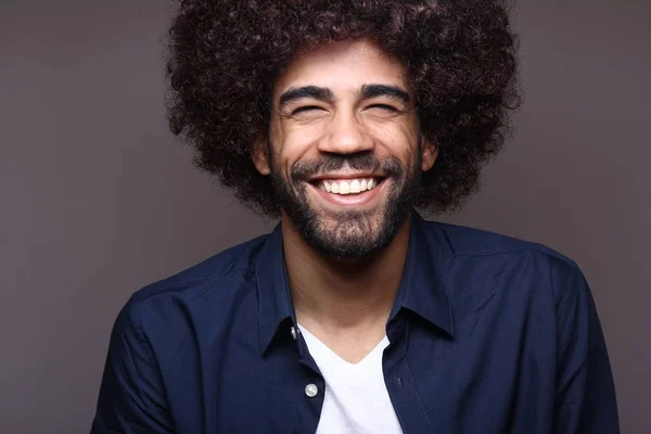 Homem Negro Feliz Com Cabelo Grande — Fotografia de Stock