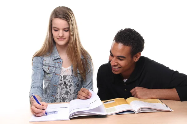 Couple Interracial Fait Ses Devoirs Table Image En Vente