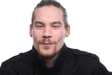 Beyaz genç adam gülümsüyor