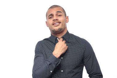 Mutlu siyah adam poz