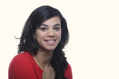 Güzel Afro-Amerikan kadın gülümsüyor