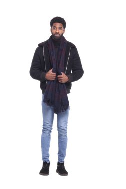 Poz ciddi siyah adam